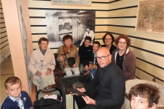 La famille Floury lors de la remise du pistolet au musée